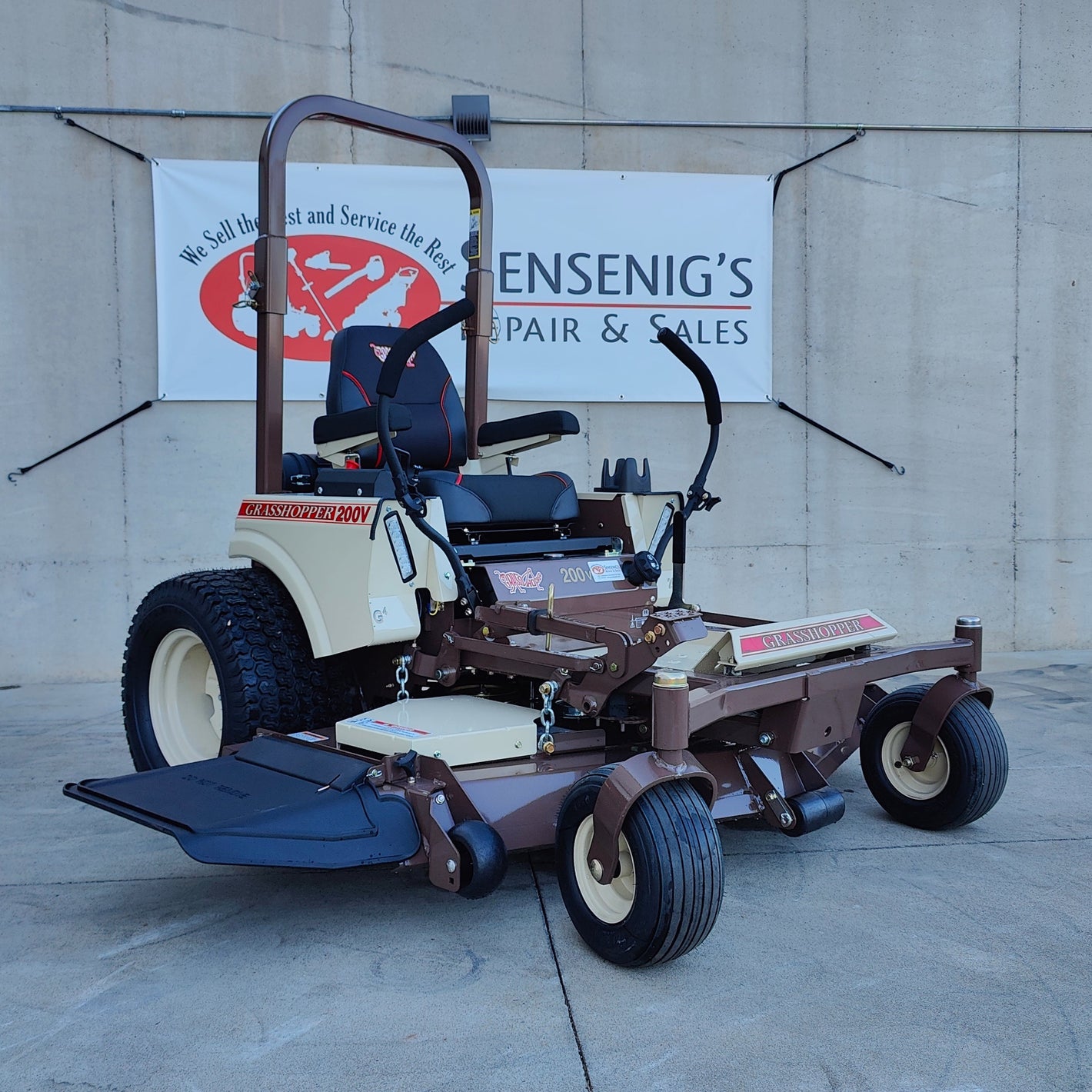 61" 226V Zero Turn Mower w/ a 26hp Vanguard Engine